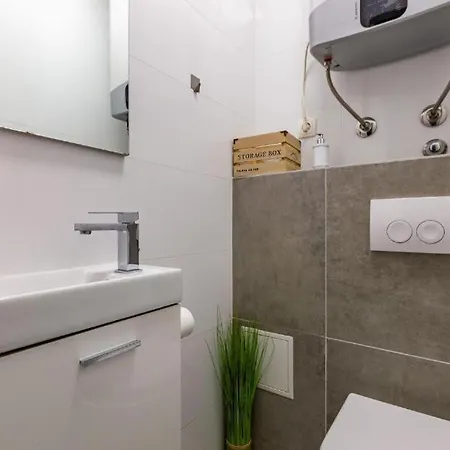 Stone & Sun 2bdr With Balcony Apartman