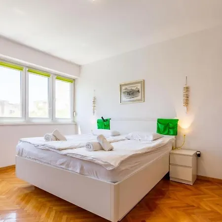 Stone & Sun 2bdr With Balcony Apartman *
