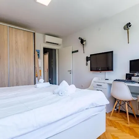 Stone & Sun 2bdr With Balcony Apartman
