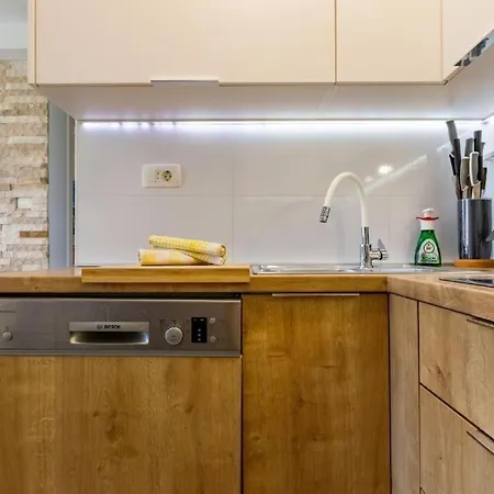 Apartman Stone & Sun 2bdr With Balcony Zadar